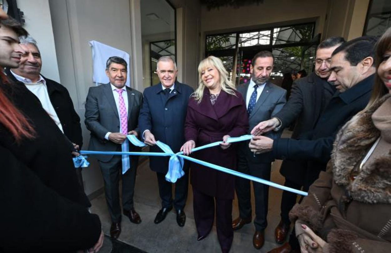 CORTE DE CINTA. Acevedo, Jaldo, Juri y Mansilla acompañaron a Chahla en la reapertura del Mercado.
