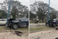 Una camioneta chocó contra un árbol y un poste en avenida Belgrano al 4.000