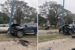 Una camioneta chocó contra un árbol y un poste en avenida Belgrano al 4.000