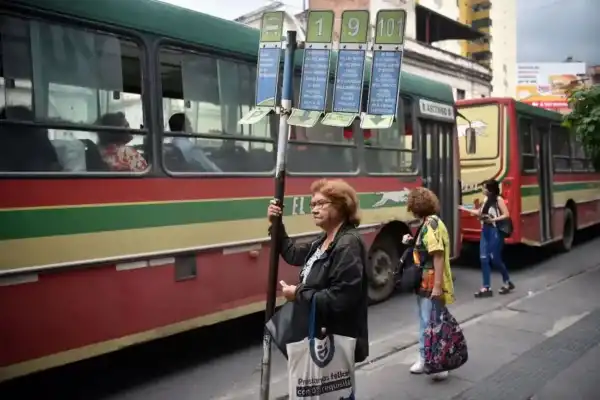 Los colectivos funcionan con normalidad en Tucumán, pero sigue el reclamo salarial de UTA