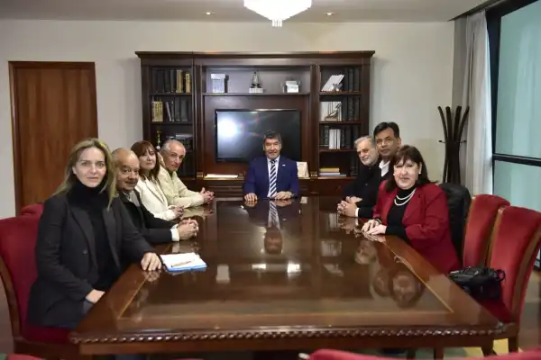 Información pública, ludopatía y reforma política: las preocupaciones que llevó la Mesa de Diálogo a la Legislatura