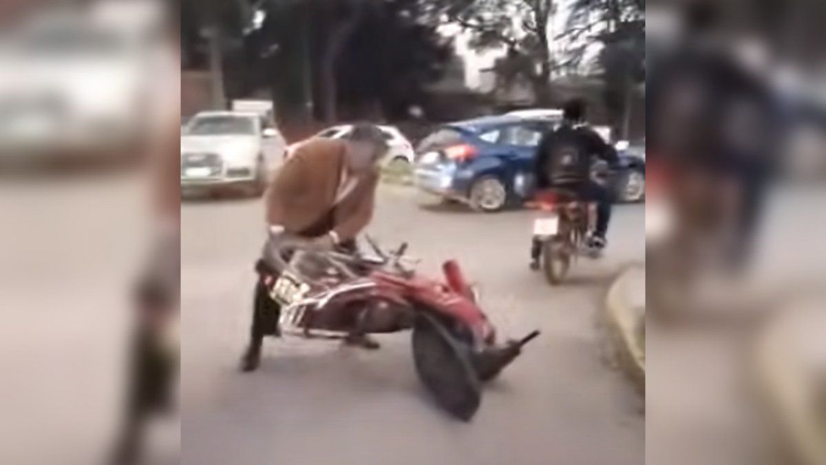 El incidente con el motociclista ocurrió a principios de 2021 en la avenida Aconquija.