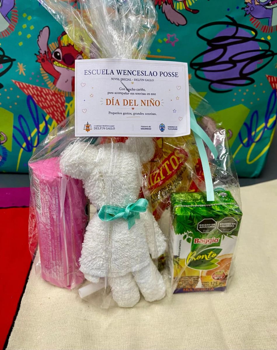 JUGUETES. Las internas prepararon regalos para los alumnos de la escuela.