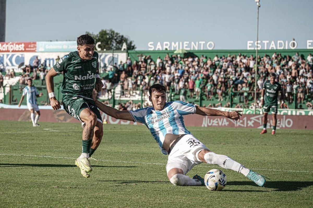 VIEJO ROL. Luciano Vallejo debutó como titular jugando de lateral izquierdo, en la derrota 2-1 contra Sarmiento en Junín.