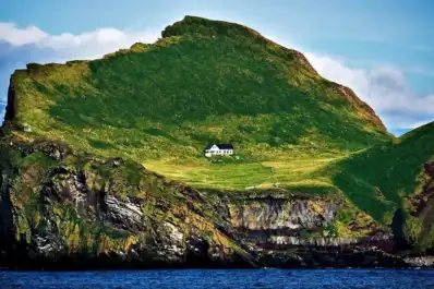 Así es la “casa más solitaria del mundo”: la verdadera historia del refugio perdido en una isla