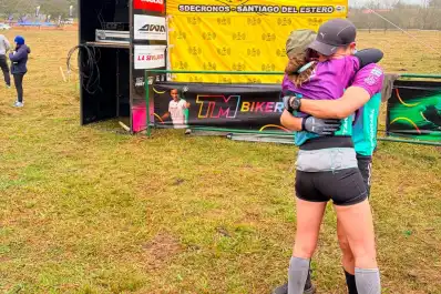 Cruzaron la meta, ganaron en mixto y él le propuso casamiento: la historia que emocionó a todos en el debut del Trasmontaña Trail