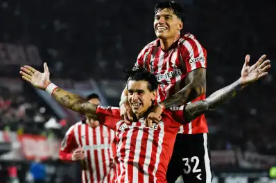 Estudiantes aplastó 4-0 a Gimnasia bajo la lluvia y estiró su racha histórica en el clásico