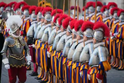 Solteros y a €1.500 al mes: los requisitos y el sueldo de los guardianes del Papa que llegarán en noviembre