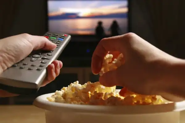Google TV suma 10.000 películas y series gratis: cómo acceder a Freeplay