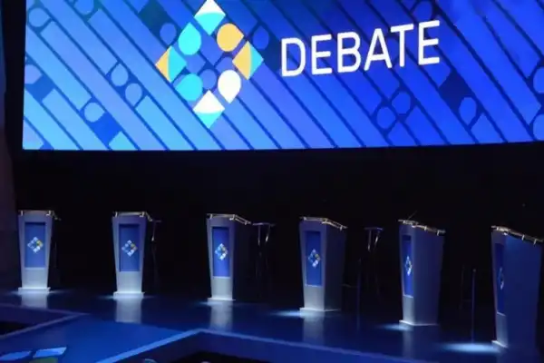 Mientras los políticos se pelean, asoman los outsiders