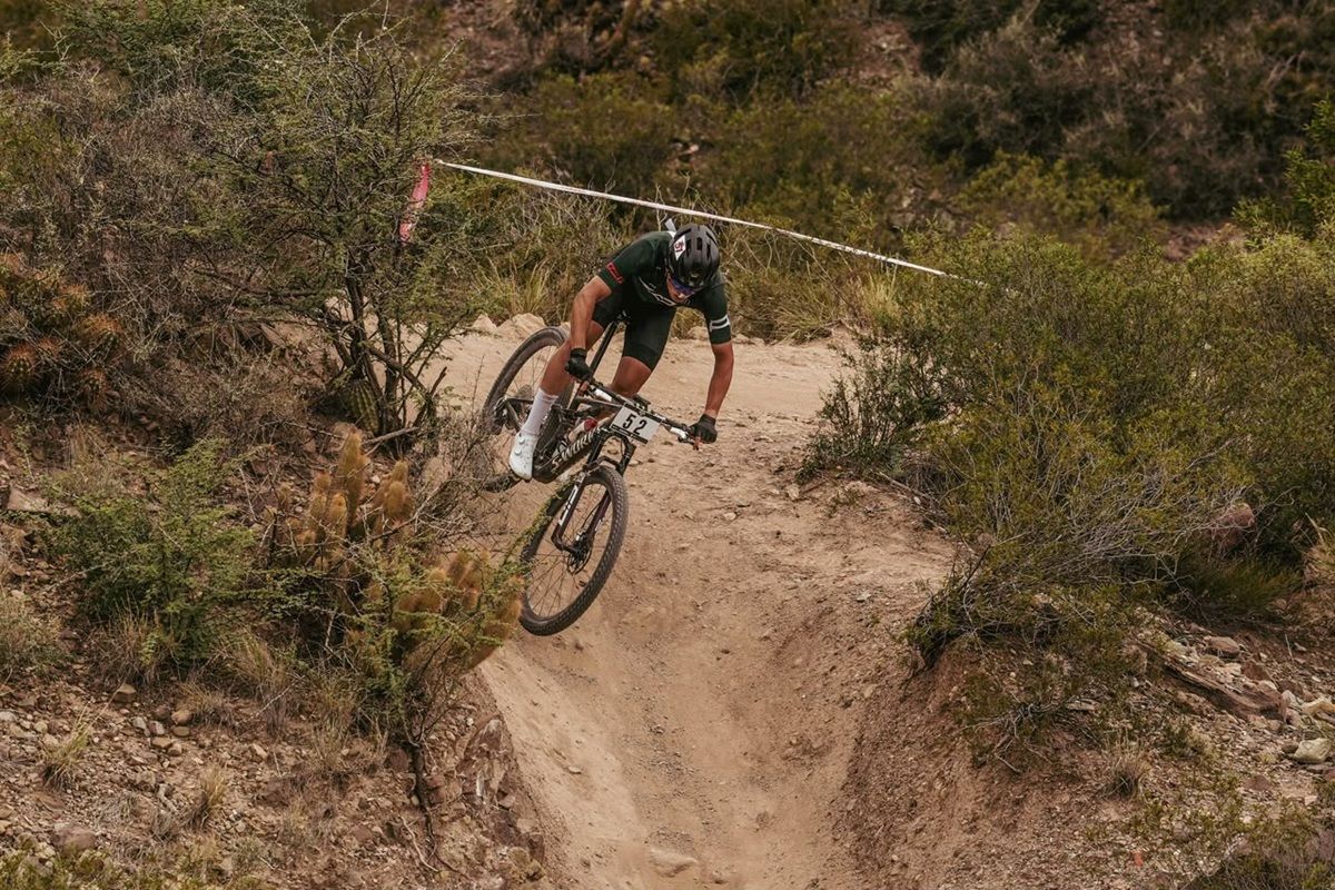 ADRENALINA. Facundo Cayata desciende a toda velocidad por un tramo técnico de mountain bike, una especialidad en la que este año se consagró campeón argentino Sub-23.