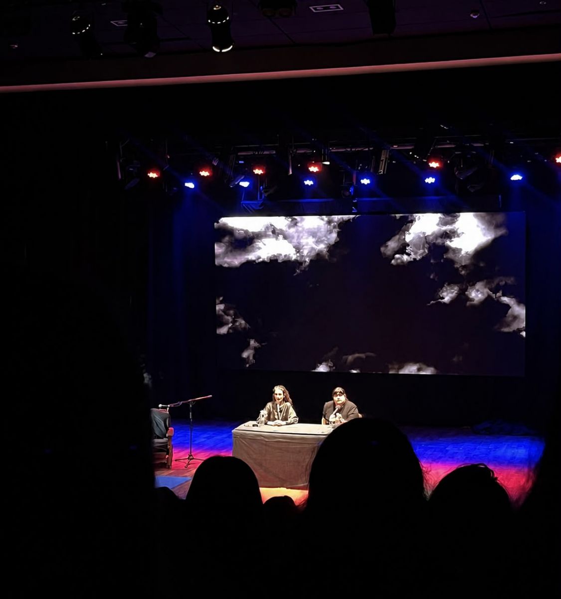 HUMOR EN VIVO. La función combinó improvisación, actualidad y relatos del público.