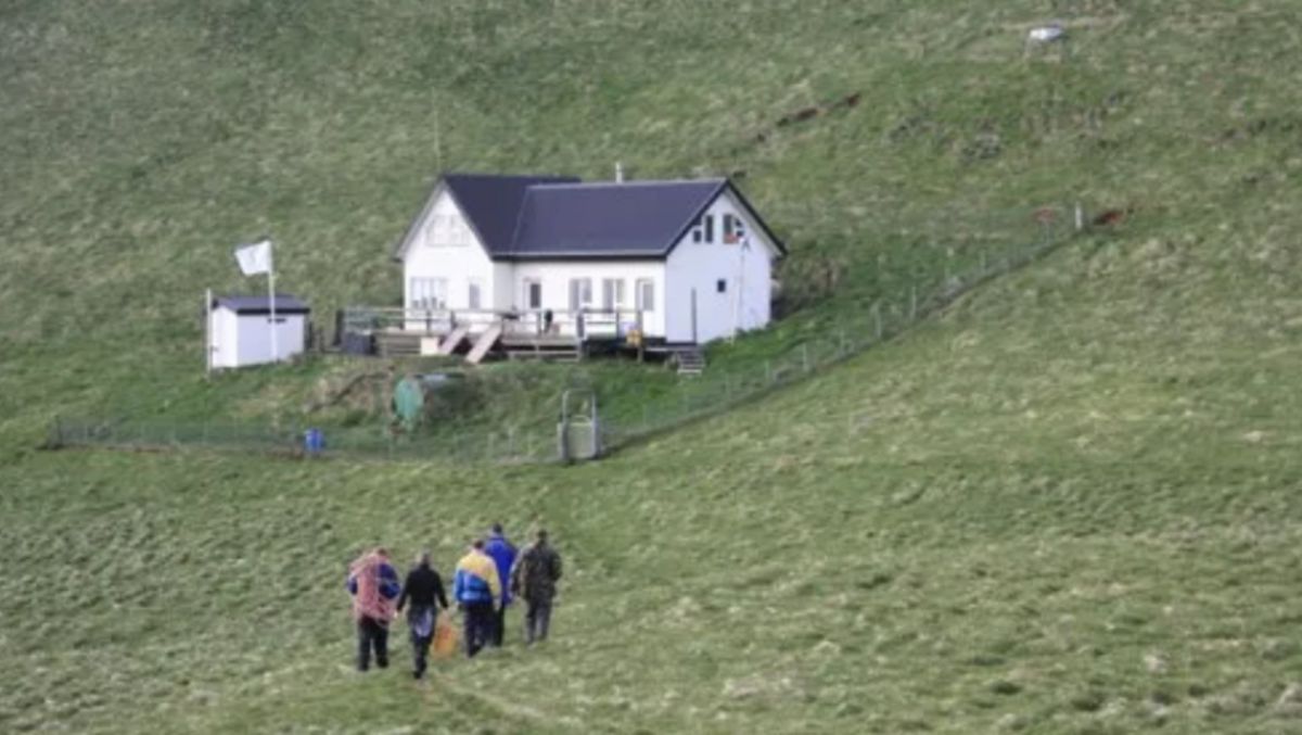 Así es la “casa más solitaria del mundo”: la verdadera historia del refugio perdido en una isla