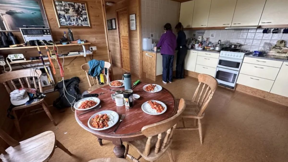 Así es la “casa más solitaria del mundo”: la verdadera historia del refugio perdido en una isla