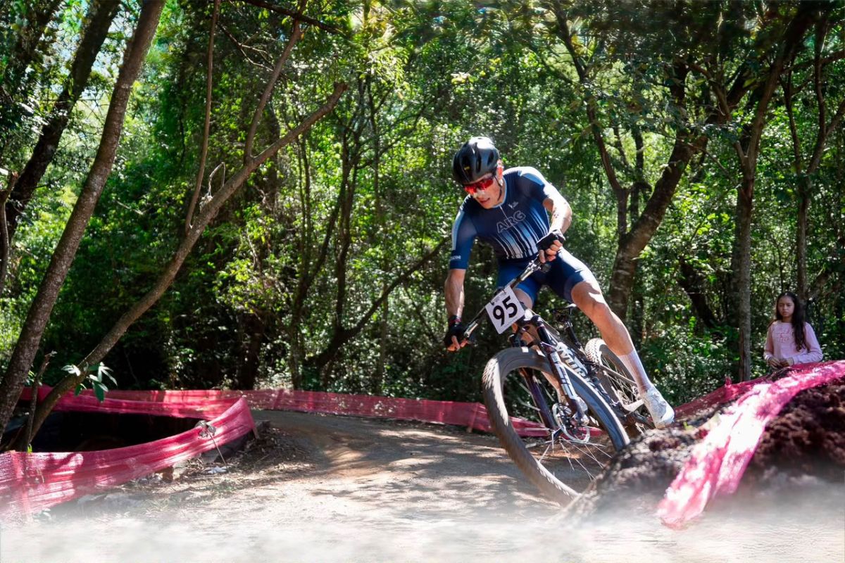 REPRESENTACIÓN. Facundo Cayata, con los colores de la Argentina, durante una competencia de mountain bike. El tucumano se prepara para llevar la bandera nacional al Mundial de Italia.