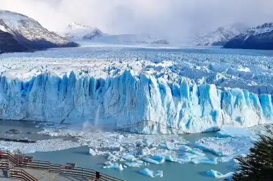 Impactante video: un enorme témpano se dio vuelta frente al Perito Moreno y reveló su cara oculta