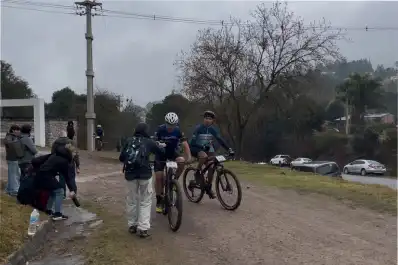 Mientras Osvaldo desafía al cerro, su familia corre contra el reloj: la otra carrera que viven su hija y esposa en el Trasmontaña