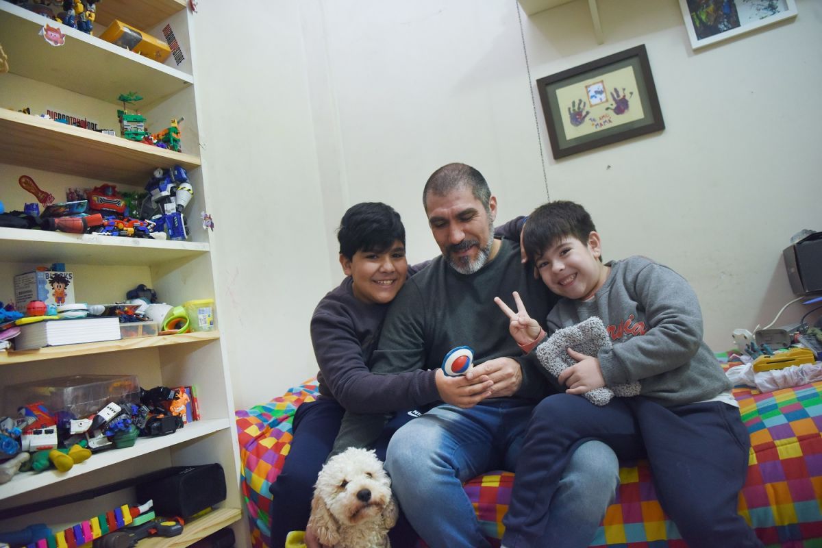CONTENTOS. Rafael y Bruno con objetos que Maxi conserva desde niño.