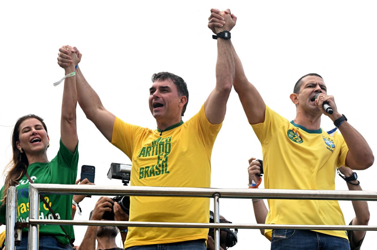 CON LA VERDEAMARELHA. Flávio Bolsonaro se mostró en San Pablo.
