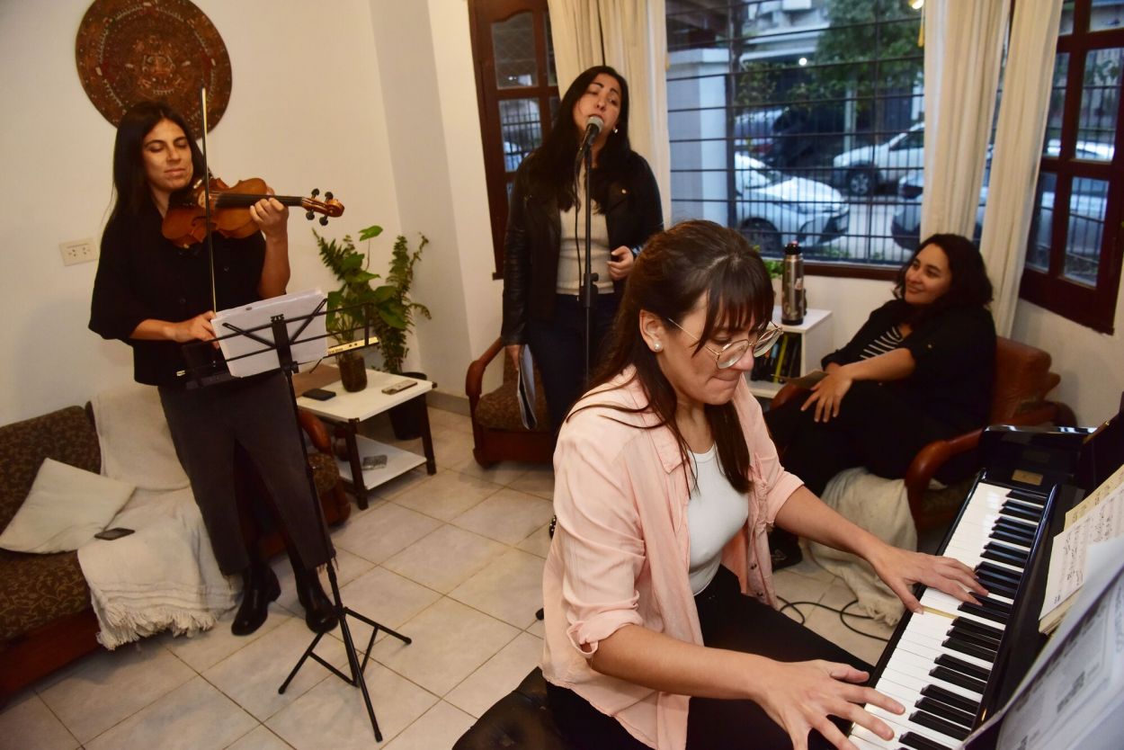 EN ACCIÓN. María Lacroix en el piano, mientras canta Nadia González. la gaceta / fotos de osvaldo ripoll