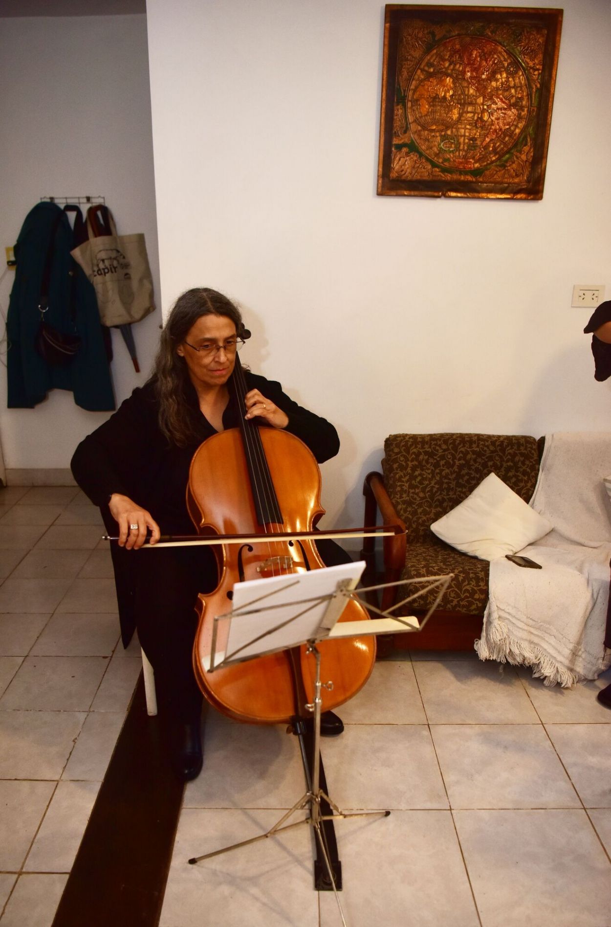 CELLO. Estela García, ejecutando su instrumento durante el ensayo.