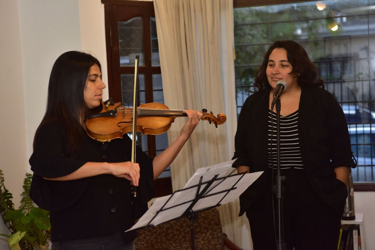 DUPLA. Eugenia Haro, en violín, y Bernarda Diosque, una de las voces.