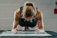 Los cinco ejercicios para fortalecer el abdomen que son mejores que la plancha después de los 55 años
