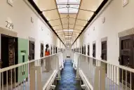Inauguraron un hotel de lujo en una cárcel Patrimonio Histórico: cómo es ahora la renovada prisión de 118 años