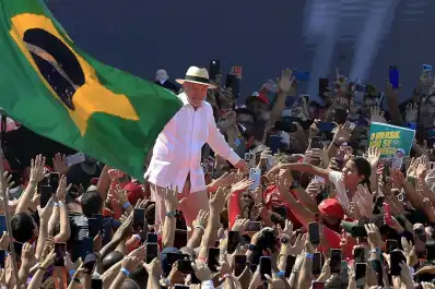 Lula da Silva y Flávio Bolsonaro se lanzan a la conquista del voto femenino