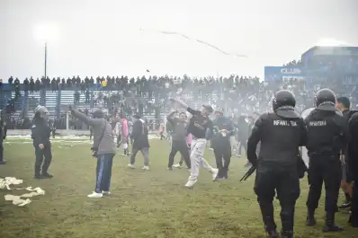 Final de la Liga Tucumana: incidentes, bengalas y balas de goma en una definición que terminó en caos