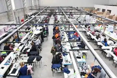 Cerró una empresa textil y su dueño lloró al despedir a 120 trabajadores