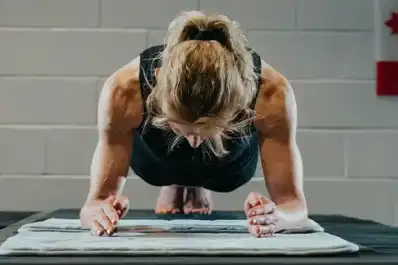 Los cinco ejercicios para fortalecer el abdomen que son mejores que la plancha después de los 55 años