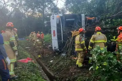 Trágico accidente en Brasil: un micro turístico volcó y murieron 10 personas
