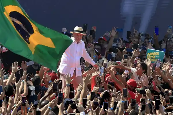Lula da Silva y Flávio Bolsonaro se lanzan a la conquista del voto femenino