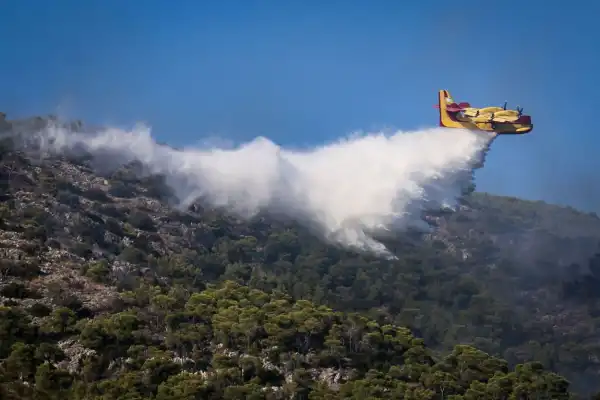 Incendios en Europa dejan muertos, miles de afectados y devastación