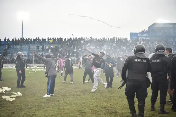 Final de la Liga Tucumana: incidentes, bengalas y balas de goma en una definición que terminó en caos