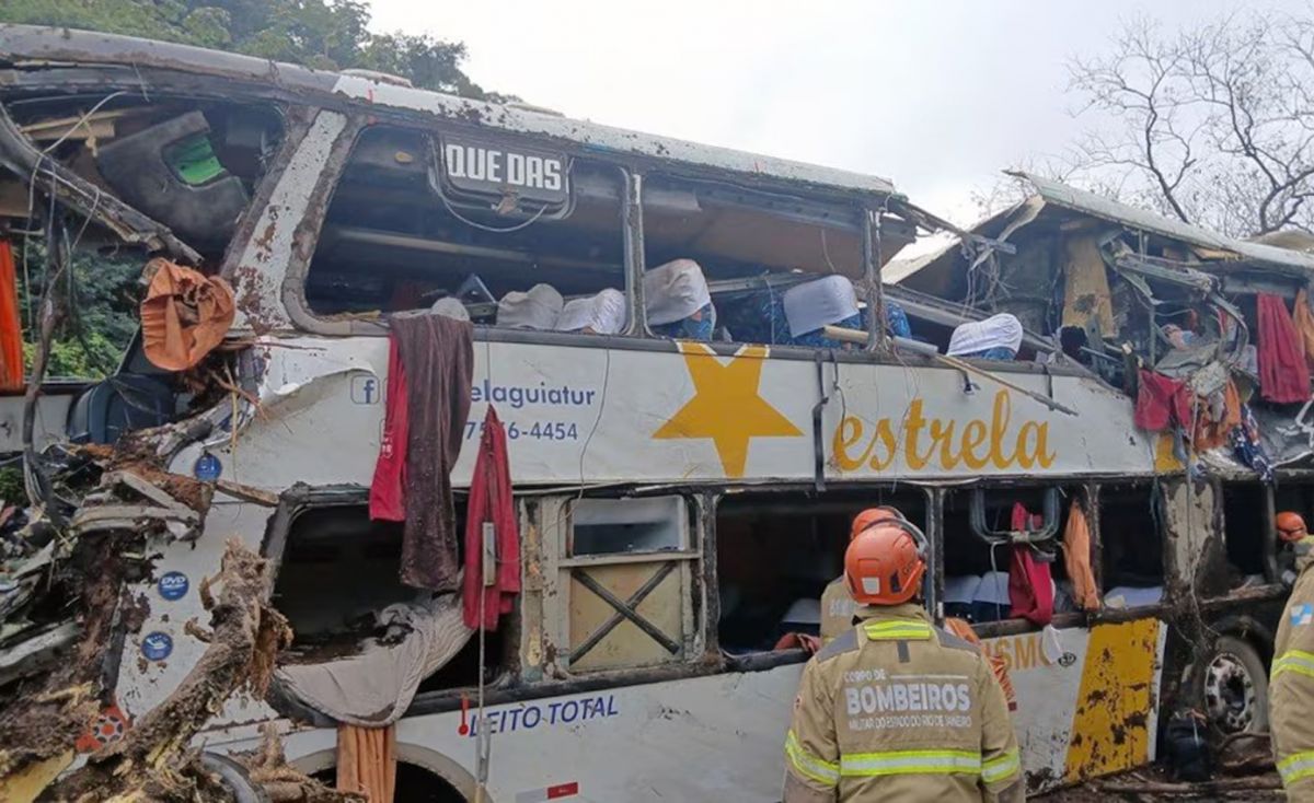 El autobús de Estrela Guia Turismo había salido de Belo Horizonte con destino a Copacabana y transportaba a 47 personas. Imagen: Infobae