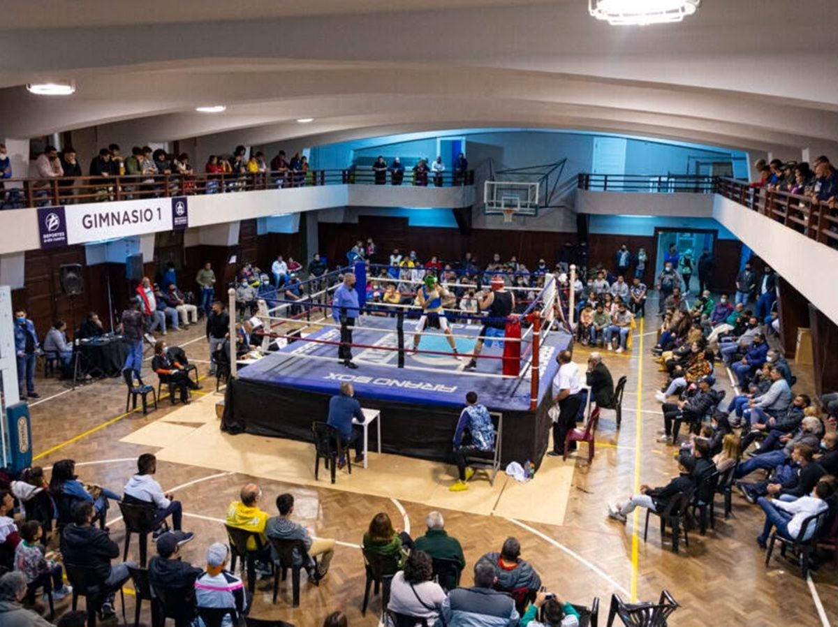 BOXEO. Una velada realizada en el Gimnasio 1 del Centro 11 muestra otra de las disciplinas que encuentran espacio dentro del complejo municipal.