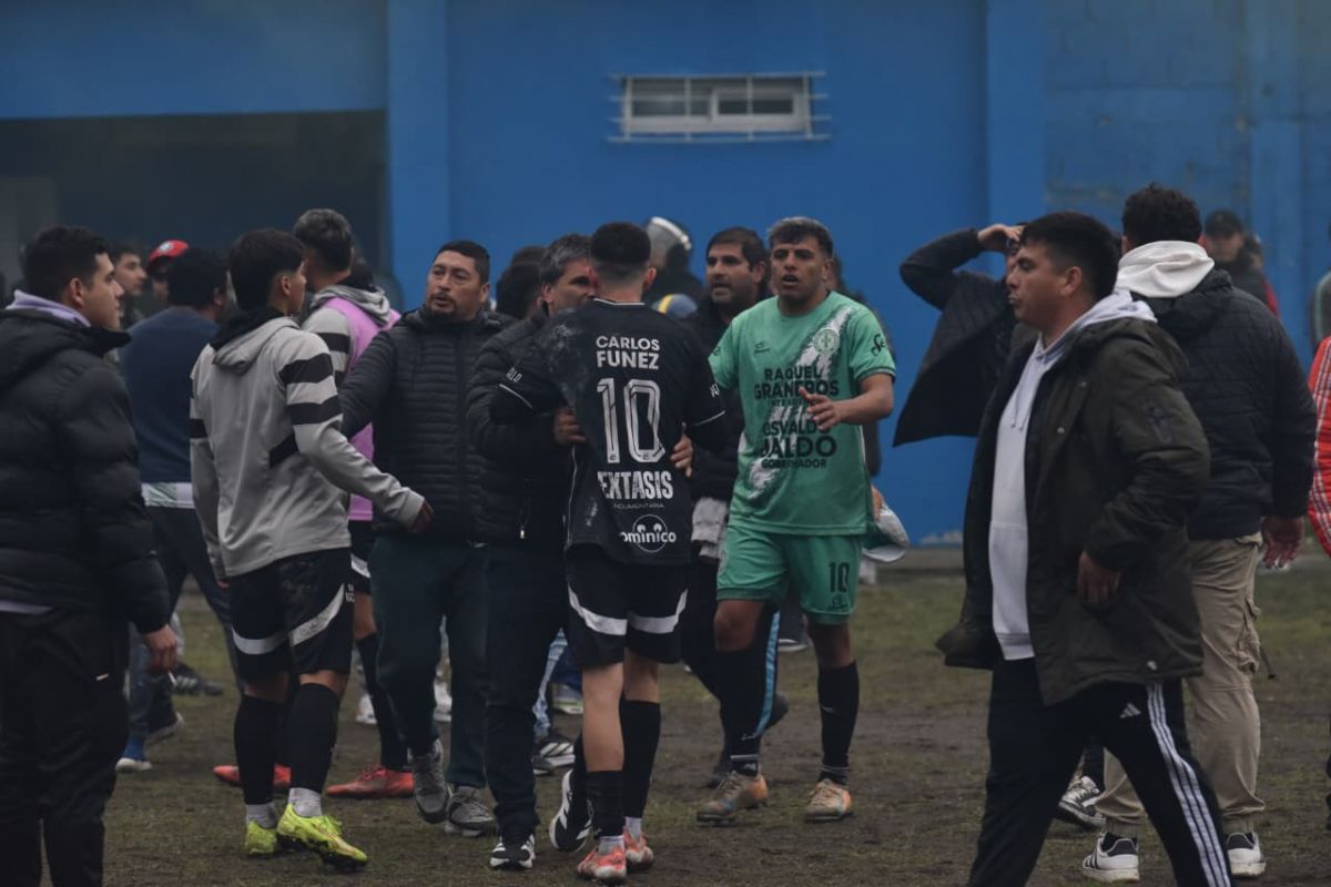 Final de la Liga Tucumana: incidentes, bengalas y balas de goma en una definición que terminó en caos