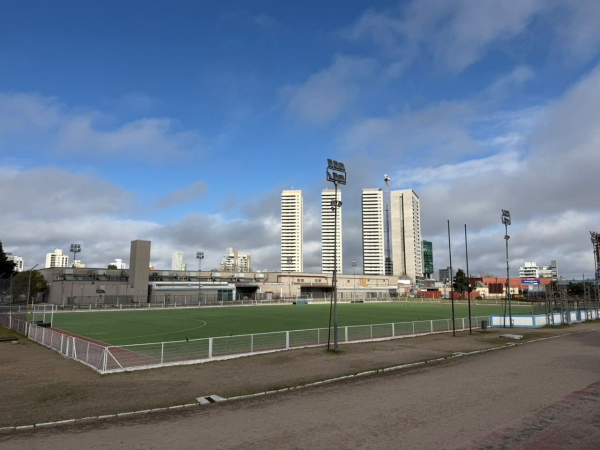 HOCKEY. La cancha de césped sintético del Polideportivo Municipal N°2 forma parte de la amplia infraestructura deportiva que ofrece el predio riocuartense.