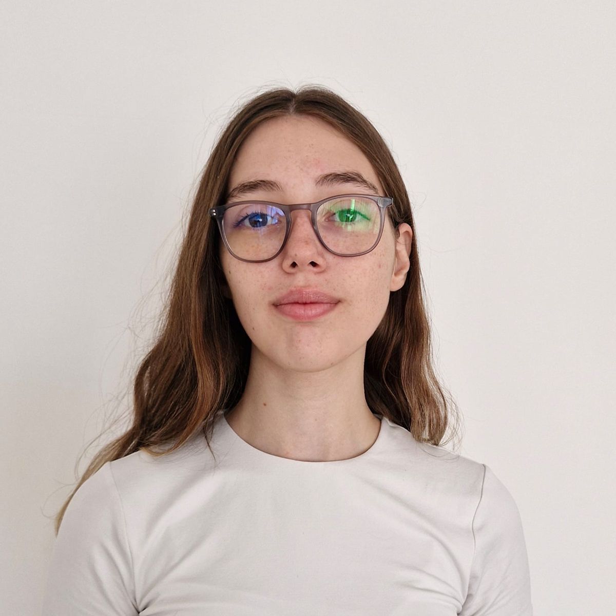 LUCÍA CALVERT. Está a cargo principalmente de la programación del proyecto.