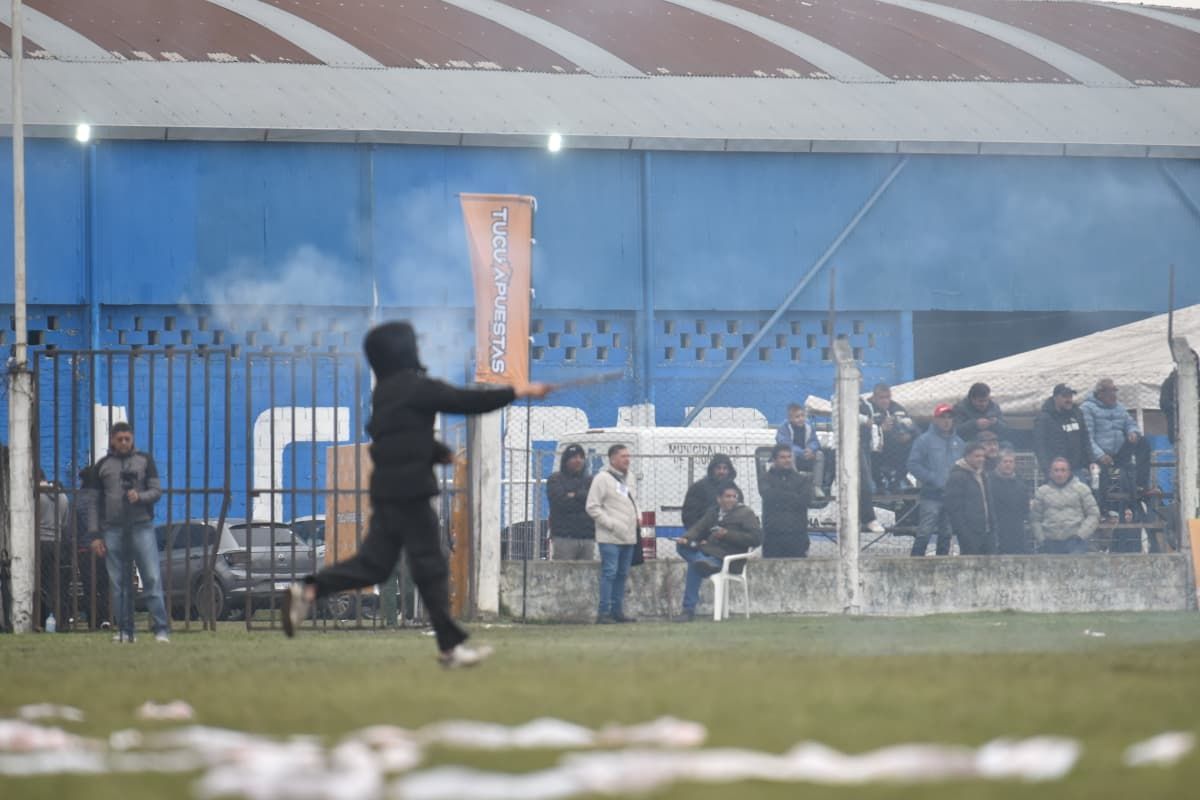 SIN FINAL. Los incidentes impidieron que pudiera completarse el partido.