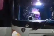 Encapuchados atacaron un colectivo low cost en la ruta 34: una azafata fue herida
