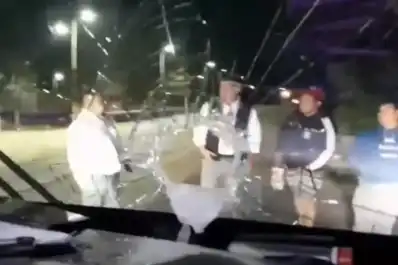 Encapuchados atacaron un colectivo low cost en la ruta 34: una azafata fue herida