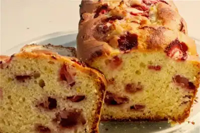 Budín de frutilla y banana saludable: cómo preparar la versión súper húmeda, baja en grasas y sin gluten