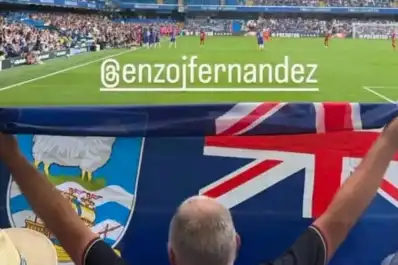 Polémica con Enzo Fernández: desplegaron una bandera de las Islas Malvinas y piden sanciones