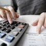 El peso de las tarifas en los salarios se duplicó desde 2023: cuánto aumentaron los servicios esenciales
