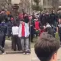 Jóvenes se juntaron a “farmear aura” en Mar del Plata y los atacaron a piedrazos