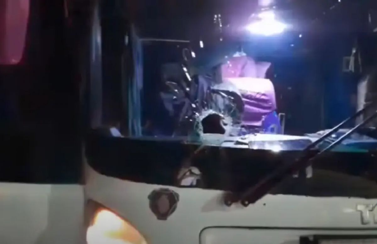 Encapuchados atacaron un colectivo low cost en la ruta 34: una azafata fue herida
