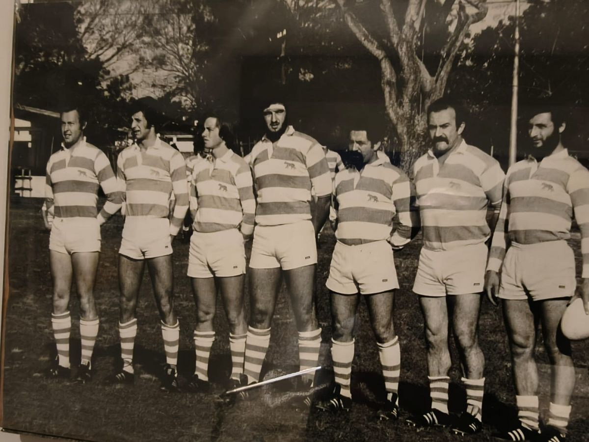 Bach tiene una foto junto a todos los jugadores del interior que fueron convocados al torneo de 1975.